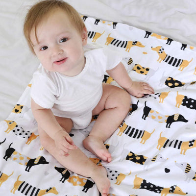 Couverture bebe petit chien enfant assis